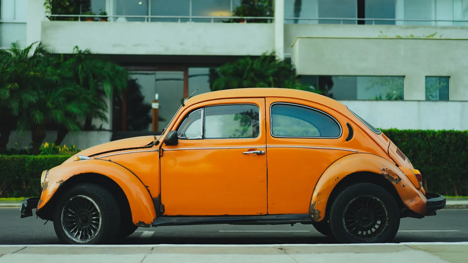 Carro usado antiguo cuyo historial conviene revisar en el RUNT antes de comprar