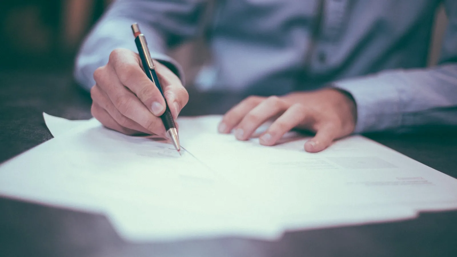 Firma de los documentos del traspaso de un vehículo usado en Colombia