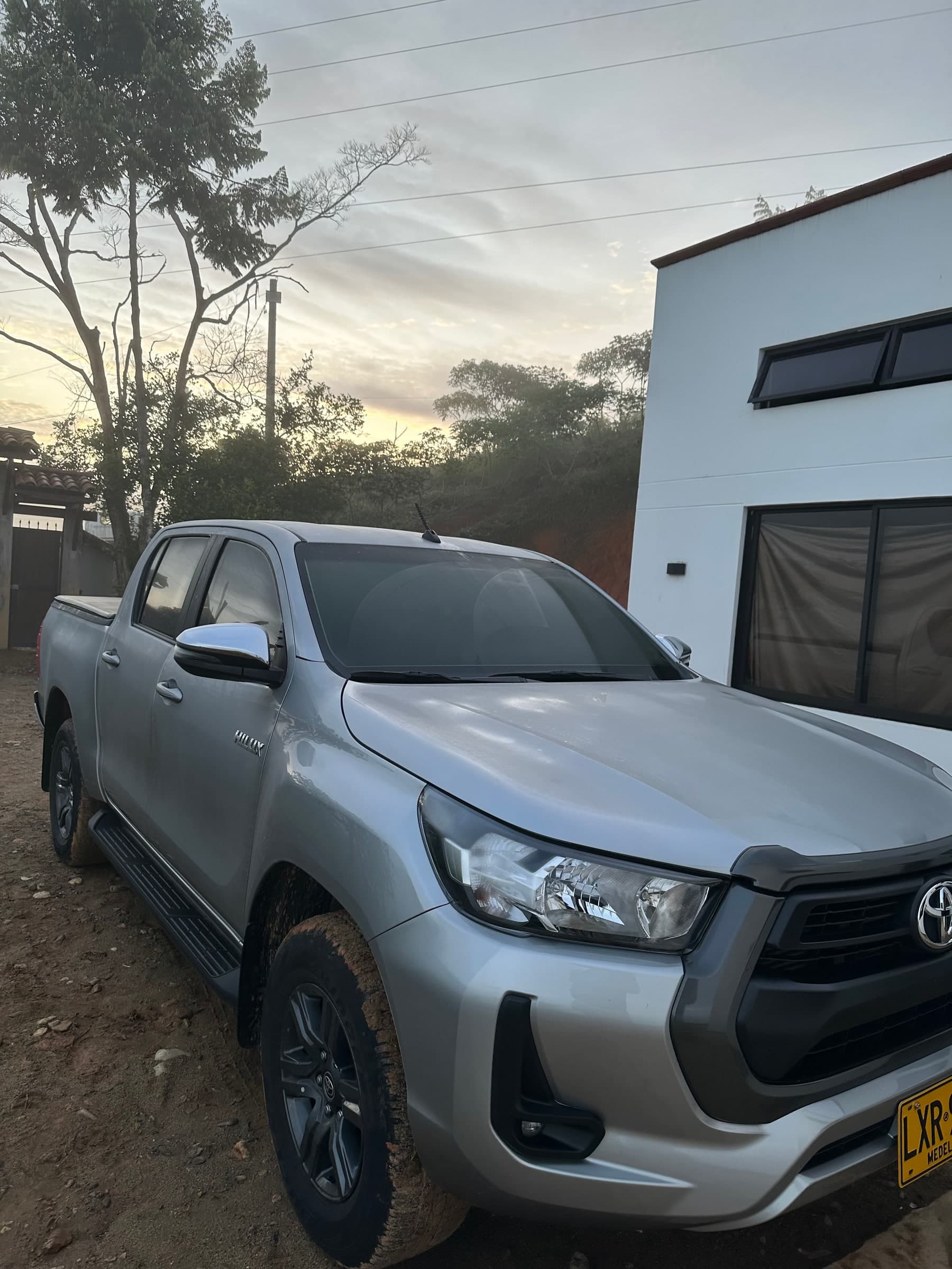Toyota Hilux 2023 plata metalico en venta en Medellín — foto adicional