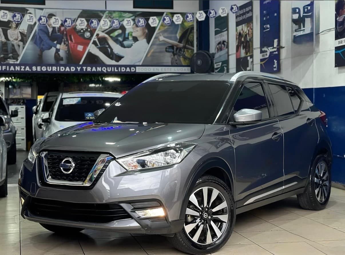 Nissan Kicks 2019 gris en venta en Medellín — foto adicional