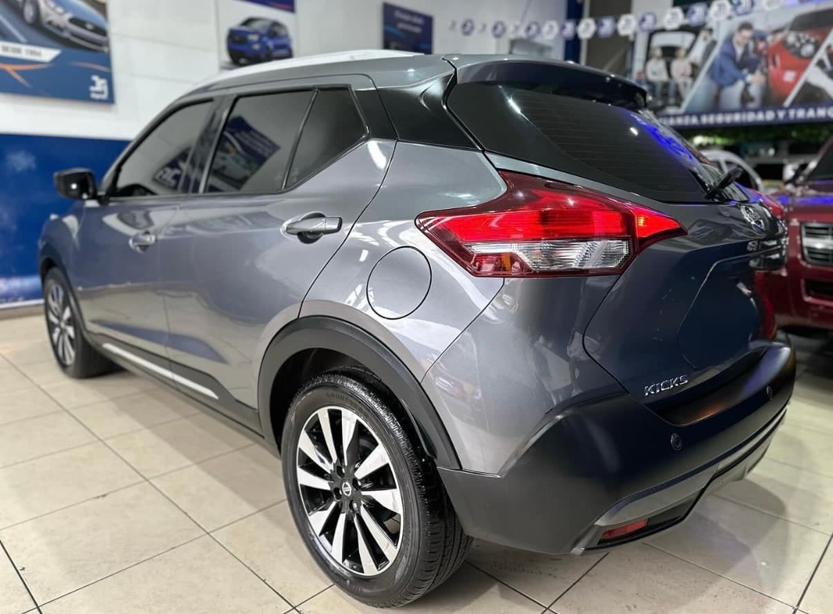 Nissan Kicks 2019 gris en venta en Medellín — foto adicional