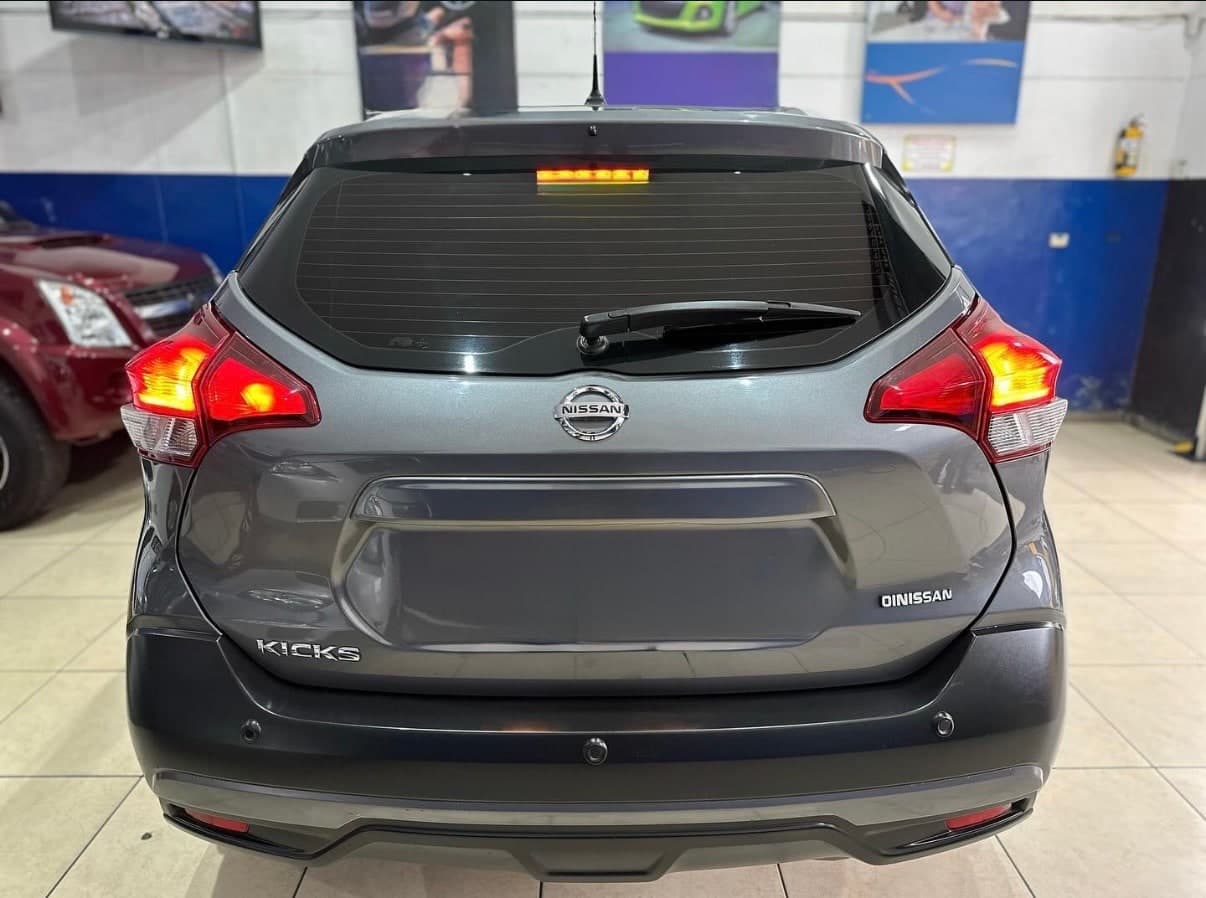 Nissan Kicks 2019 gris en venta en Medellín — foto adicional