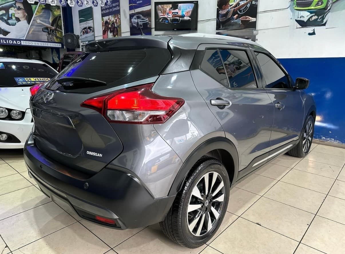 Nissan Kicks 2019 gris en venta en Medellín — foto adicional