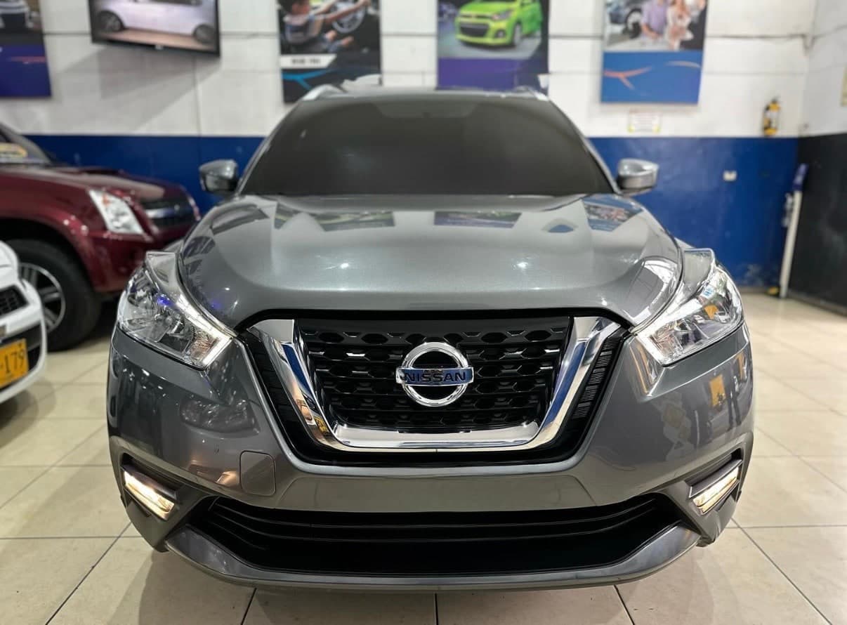 Nissan Kicks 2019 gris en venta en Medellín — foto adicional